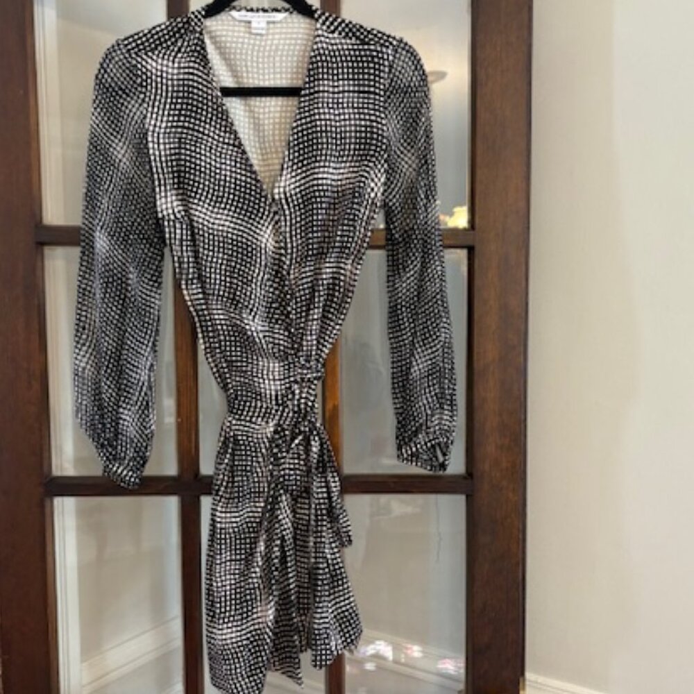Diane von Furstenburg Sigourney Silk Wrap Dress in Black and White, Size 6.